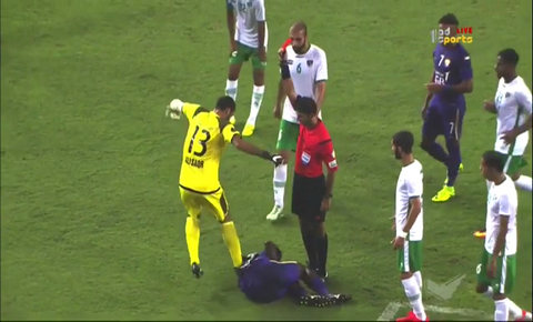 Chàng tiền đạo đen đủi lỡ chọc giận thủ môn đầu gấu