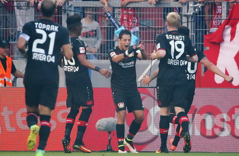 Mainz 2-3 Leverkusen Hattrick cua Chicharito hinh anh