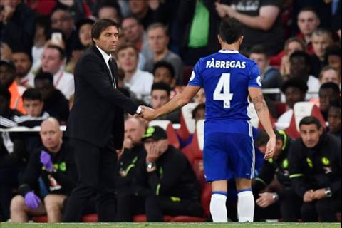 Góc Chelsea: Fabregas có đáng bị chỉ trích khi mờ nhạt trước Arsenal?