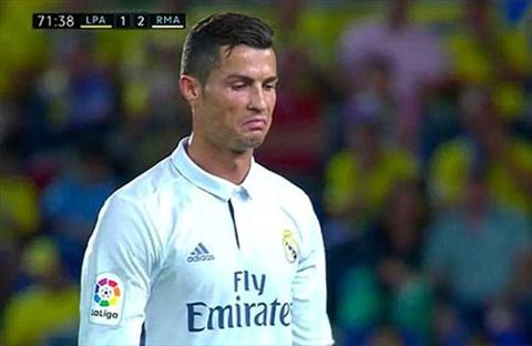 Nghi an Ronaldo chui HLV Zidane sau khi bi thay ra hinh anh