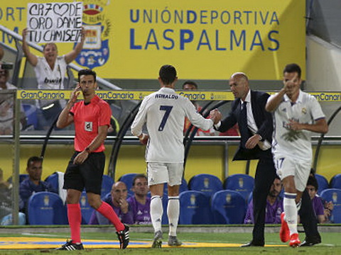 Zidane canh bao Cris Ronaldo phai hoc cach ngoi du bi.