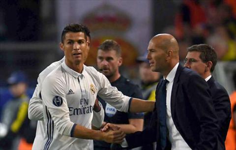Ngoi sao Ronaldo da chu dong lam lanh voi thay Zidane hinh anh