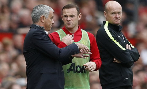 MU Wayne Rooney dang bi phan xet qua bat cong  hinh anh