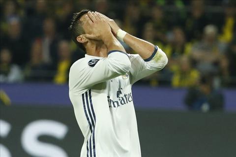 Sau HLV Zidane, Ronaldo lại giận dỗi đồng đội tại Real