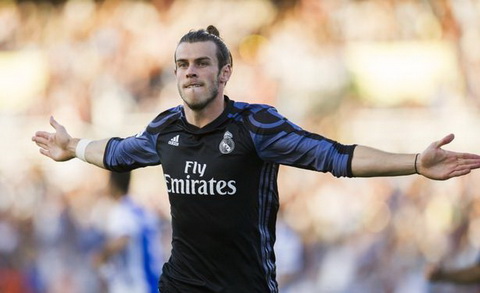 Cac cau thu Real Madrid noi loan chong lai Gareth Bale.