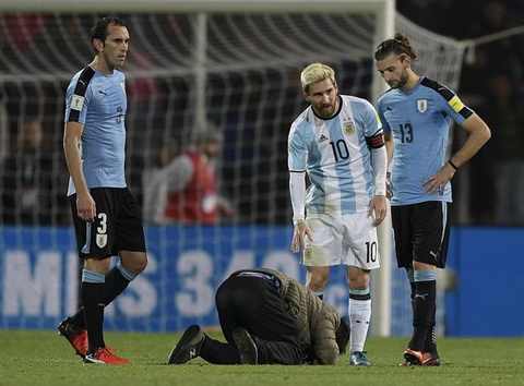 Fan cuồng quỳ lạy Lionel Messi