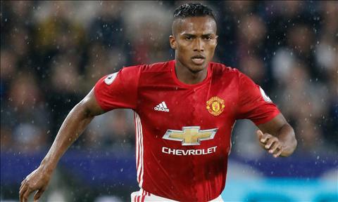 Mourinho xác nhận mất Valencia ở derby Manchester