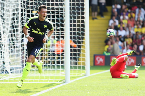 Wilshere vua di, Mesut Ozil lap tuc doi ao so 10 tai Arsenal.