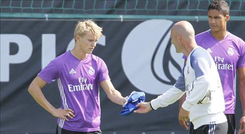Nghi vấn: Zidane lại bị “ép” dùng Odegaard ở Champions League?