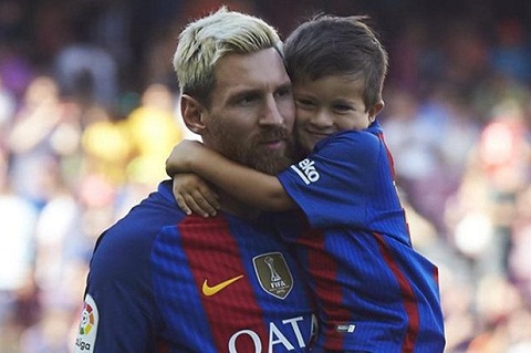 Con trai Messi ky hop dong voi Barca chua day 4 tuoi