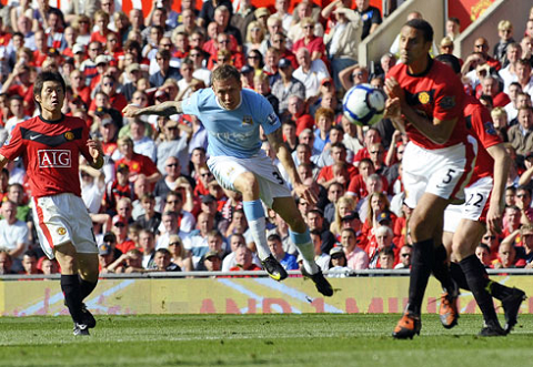 Derby Manchester 2009 Tevez, Owen va vo kich tai Old Trafford hinh anh 3