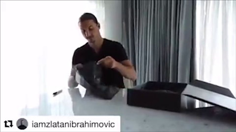 Ibra nắn gân đối thủ Claudio Bravo trước thềm derby Manchester