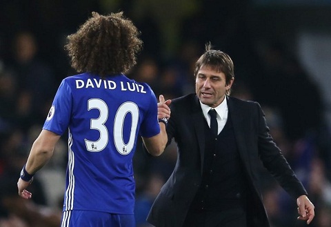 Trung ve David Luiz khong roi Chelsea vi Conte hinh anh