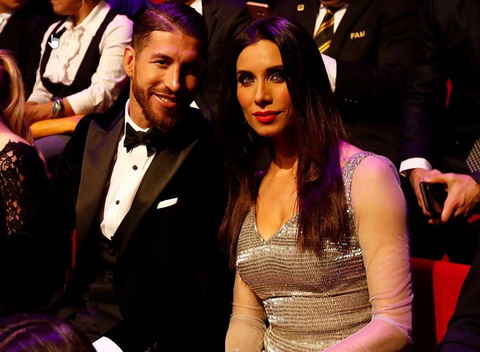 Trung vệ Sergio Ramos nồng nàn nói lời yêu với máy bay bà già