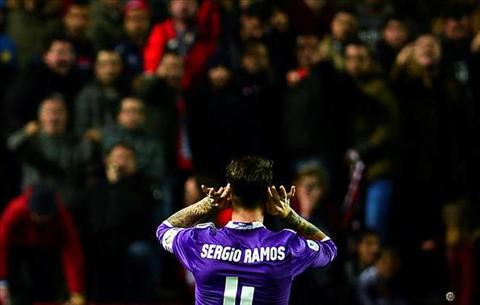 Ramos bay to uc che voi nguoi ham mo Sevilla hinh anh
