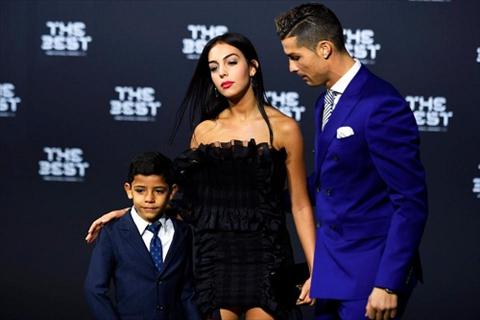 Ronaldo dan con trai di mua tui xach cho vo tuong lai hinh anh