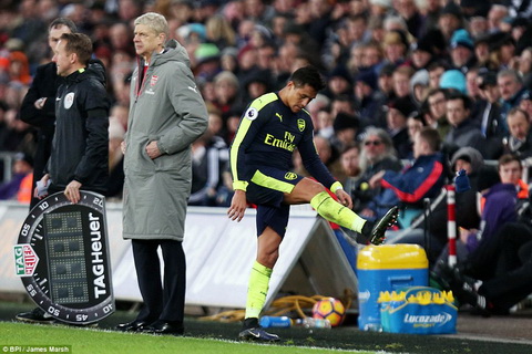 Alexis Sanchez to ra khong vui du ti so tran dau la Swansea 0-4 Arsenal.