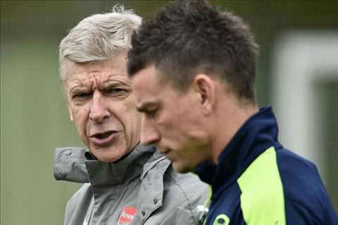 Koscielny nghi ngờ khả năng của HLV Wenger