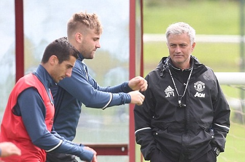 Luke Shaw nguy cơ rời M.U: Hãy nghe lời Mou!