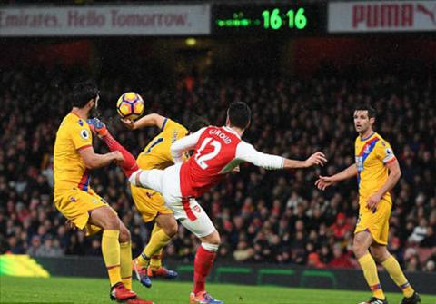 Khoanh khac Giroud moc bong tung luoi Palace