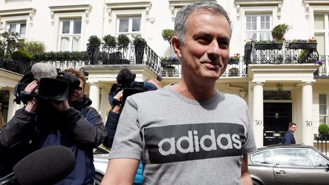 HLV Mourinho bị nữ phóng viên quấy rối
