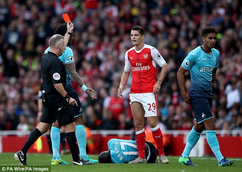 Xhaka bị cấm thi đấu tới 4 trận