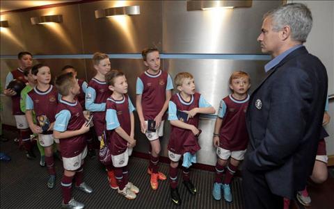 Mourinho gây sốc khi thanh trừng cả... cậu bé nhặt bóng