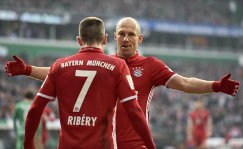 Robben lao ra om Ribery sau khi ghi ban mo ty so. Anh: Reuters.