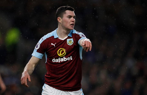 Chelsea co doi thu lon vu trung ve Michael Keane hinh anh