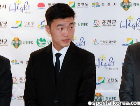 Clip nóng: Lễ ra mắt của tiền vệ Xuân Trường tại Gangwon