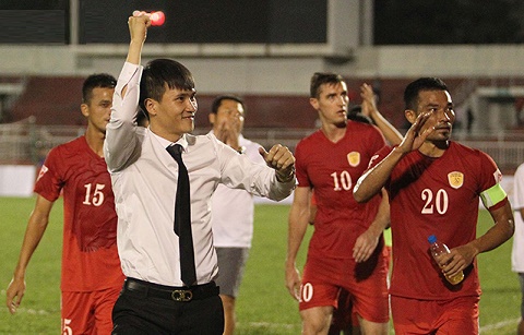 Vong 1 V-League 2017 Cong Vinh, Quang Hai va trong tai hinh anh