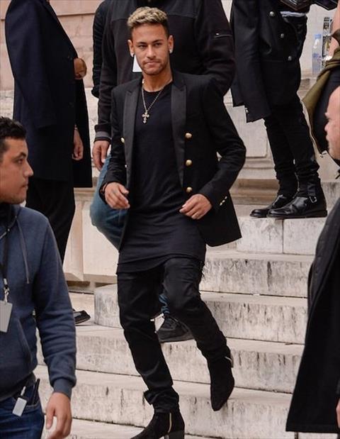Neymar thu suc tren san catwalk cung dong doi Alves hinh anh 3