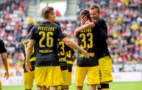 Augsburg 1-2 Dortmund Cuu sao MU lap sieu pham, Dortmund xay chac ngoi dau hinh anh