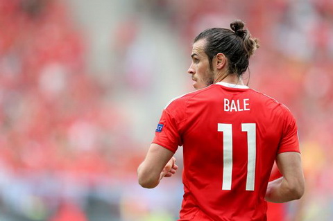 Gareth Bale (Wales): Ngoi tren khan dai xem cac dong doi thi dau vi chan thuong, Gareth Bale khong khoi cam thay that vong khi DT xu Wales  that bai 0-1 truoc CH Ireland va mat luon co hoi vao tay doi thu.