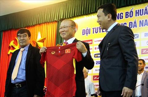 VFF đối mặt với khó khăn đầu tiên khi ký hợp đồng với HLV Park Hang Seo