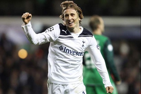 Luka Modric trong mau ao Tottenham