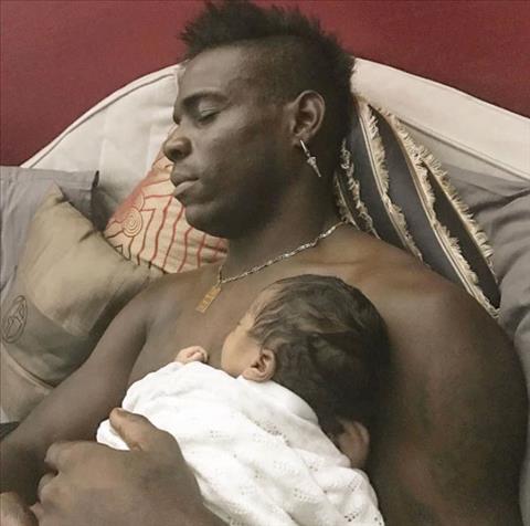 Tiền đạo Balotelli lần đầu khoe ảnh con trai mới sinh