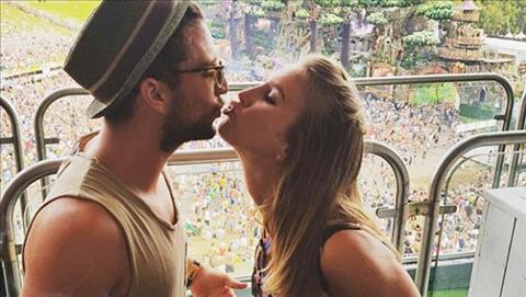 Vợ chồng tiền đạo Mertens thích quan hệ... trên tàu