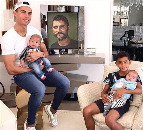Con trai Ronaldo mai choi bong den muc bo an giong bo hinh anh 2