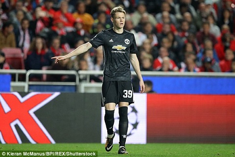 CHÍNH THỨC: M.U trói chân thành công tiền vệ đầu tiên