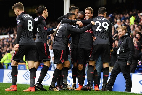 Arsenal co chien thang hoanh trang truoc Everton