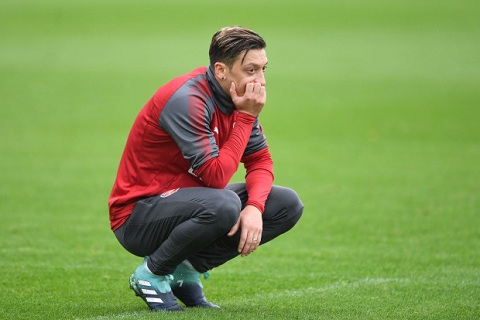Arsenal chi ban Mesut Ozil cho MU voi mot dieu kien hinh anh
