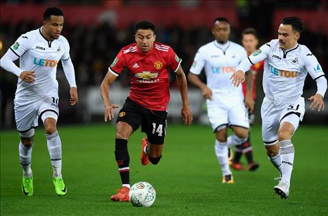 Goc MU Thap lai niem tin bang ngon lua Lingard hinh anh 2