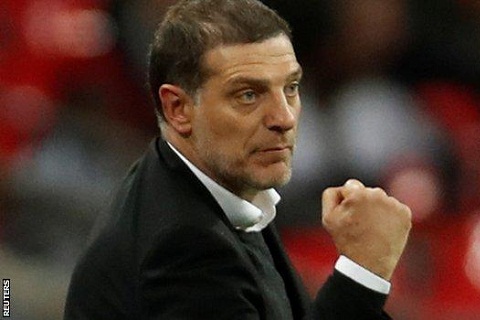 Bị đuổi cả thầy lẫn trò, HLV Bilic trách Gibbs sao không ăn vạ