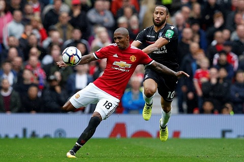 Tien ve Ashley Young vui mung khi tro lai DT Anh hinh anh 2