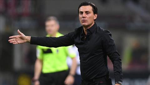 Tiểu phi cơ Montella chấp chới trên bầu trời Milano