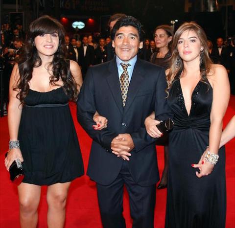 Maradona kien 2 con gai ra toa vi toi trom tien hinh anh