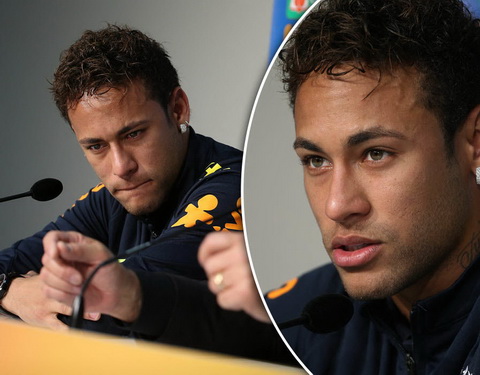 Neymar khoc trong buoi hop bao khi noi ve PSG hinh anh