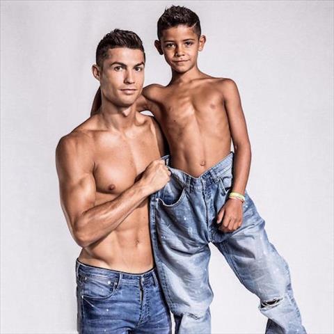 Con trai Ronaldo lan dau tien lam nguoi mau cung cha hinh anh