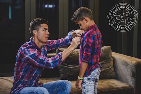 Con trai Ronaldo lan dau tien lam nguoi mau cung cha hinh anh